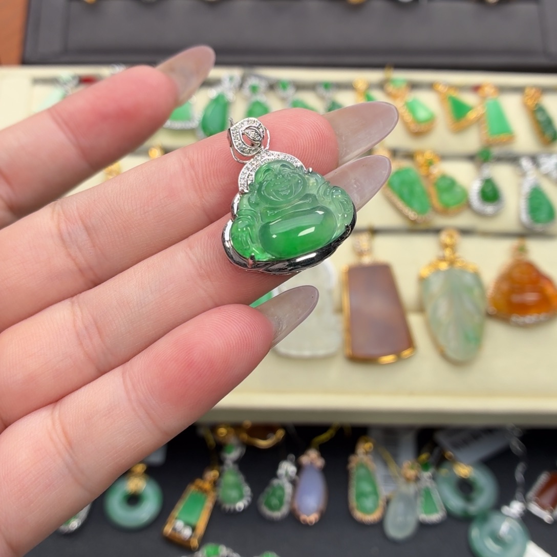 颈饰18K金镶嵌翡翠