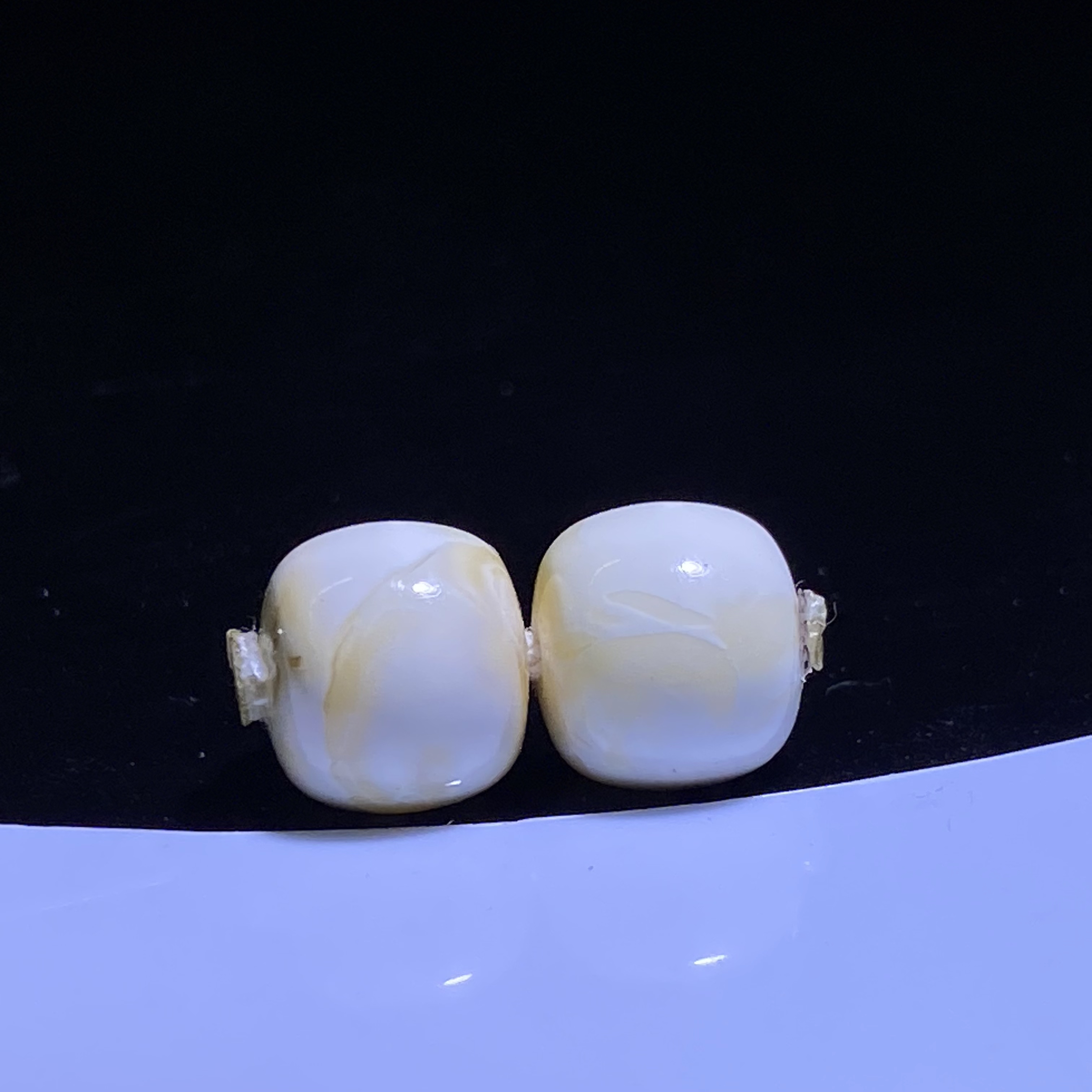 琥珀蜜蜡漆瓷白沁色妖老型对珠9.0mm