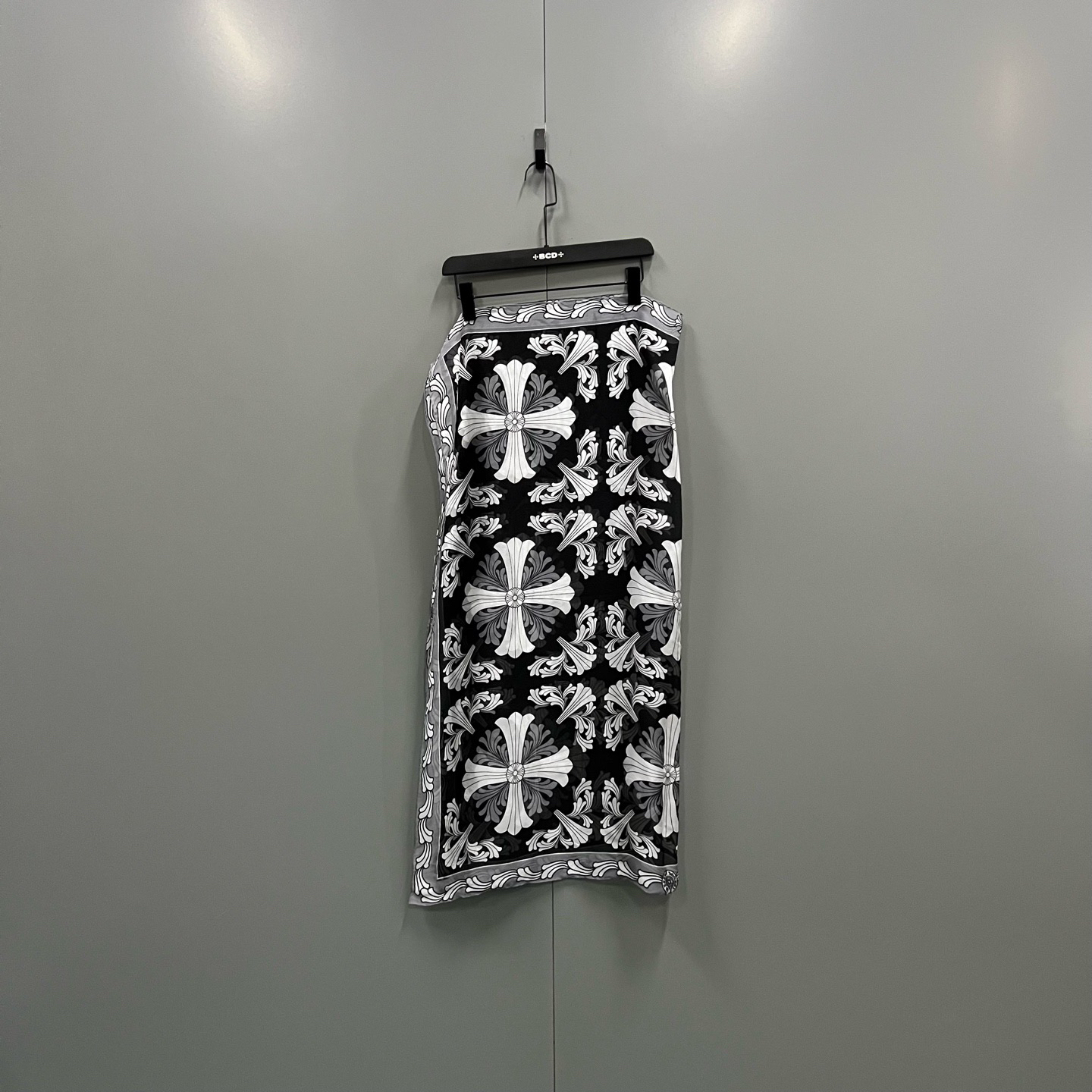 99新 maje jp1206 Chrome Hearts 克罗心 十字花丝巾 020165