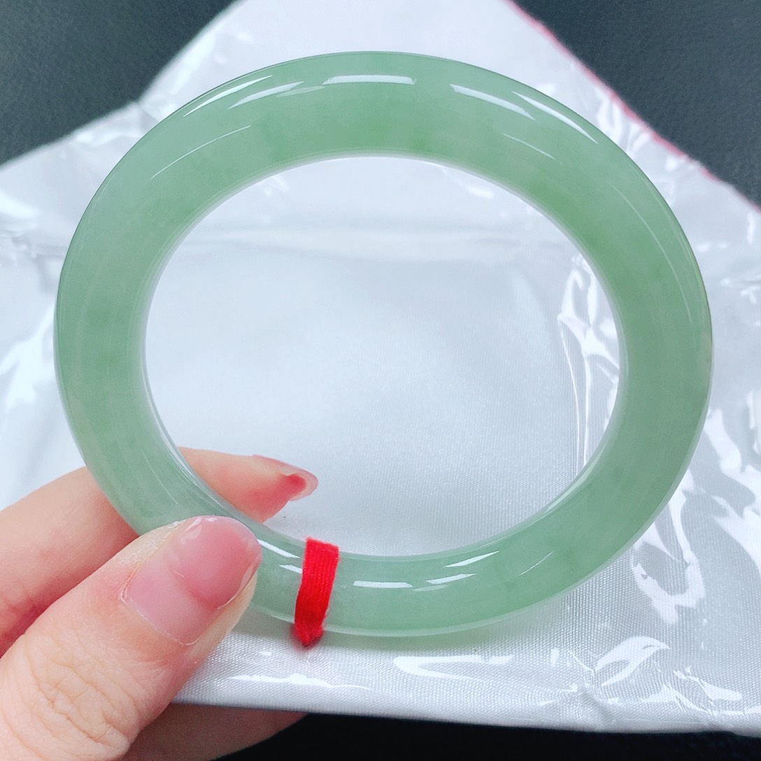 翡翠手镯未镶嵌54圈