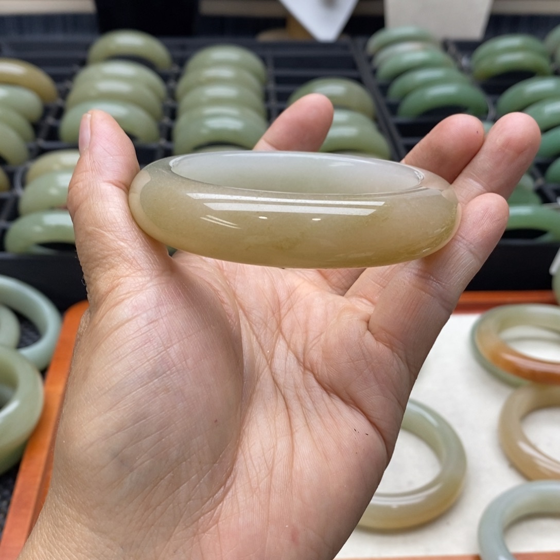 石英岩玉手镯未镶嵌连****园天然玉镯小众珠宝