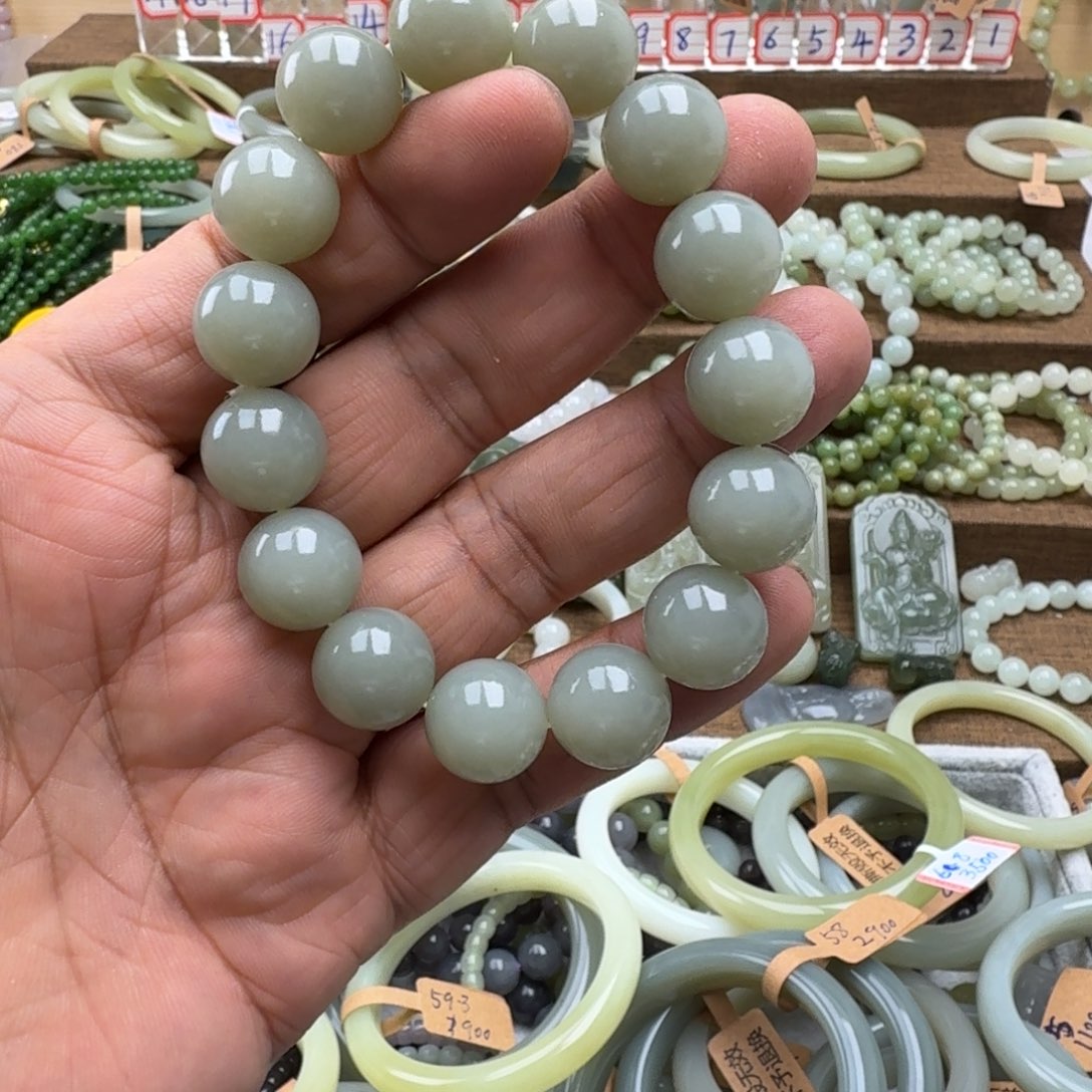 季***安和田玉未镶嵌手链