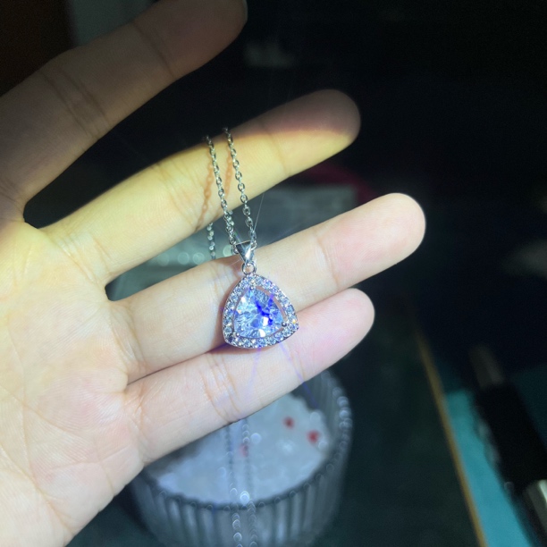 【高级珠宝】三角切割爆闪吊坠————
