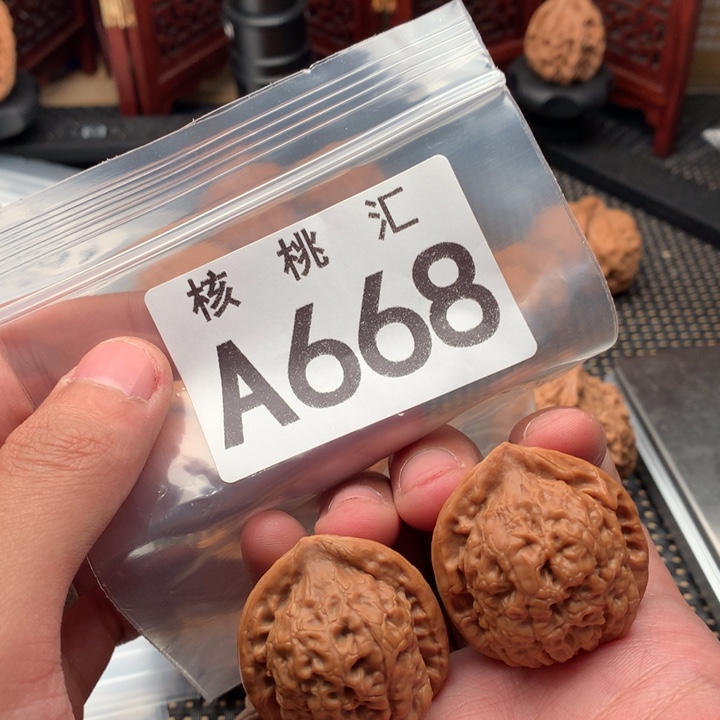 文玩核桃吊坠金字塔