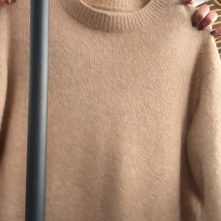 咖色 毛衣。     826