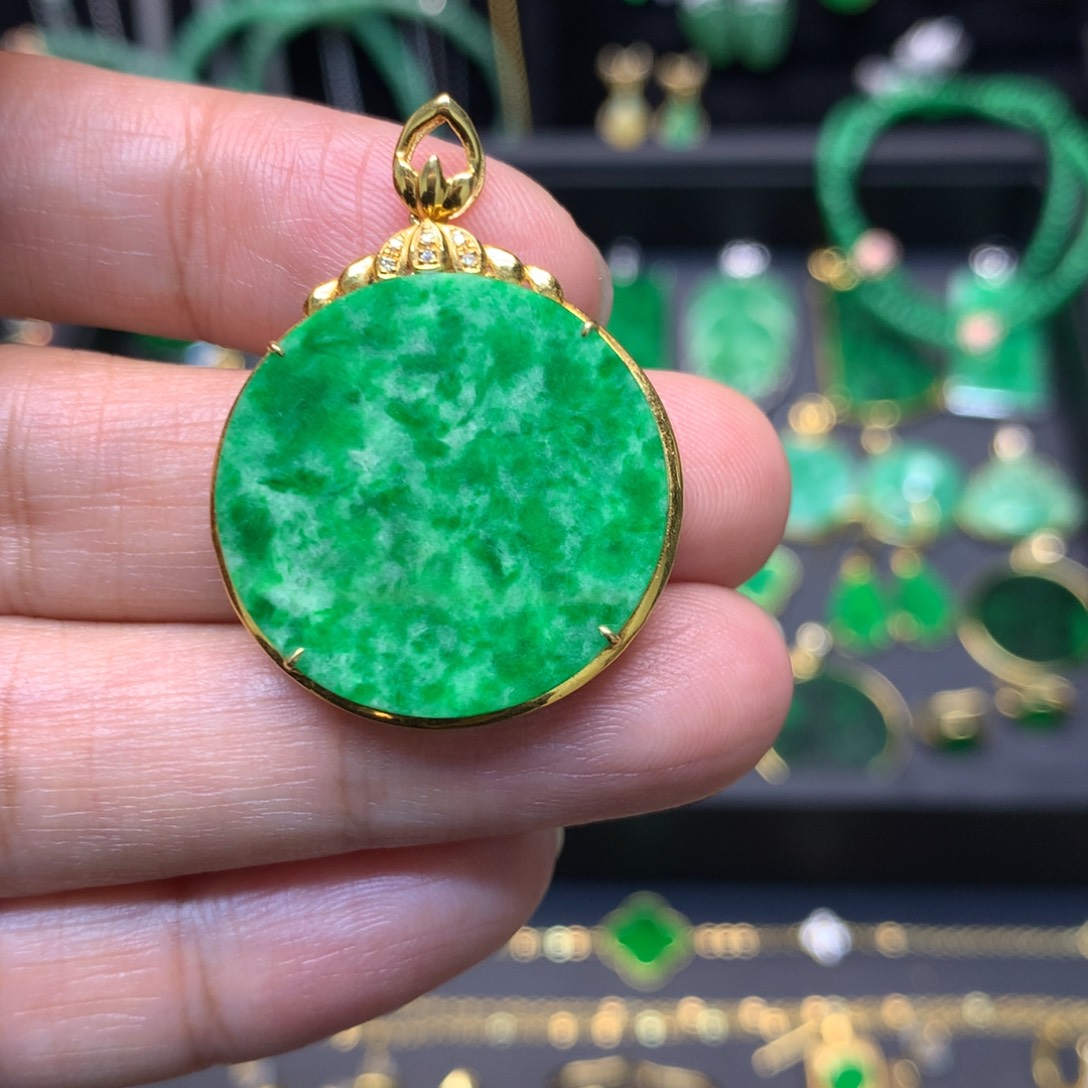 翡翠18K金镶嵌颈饰有纹