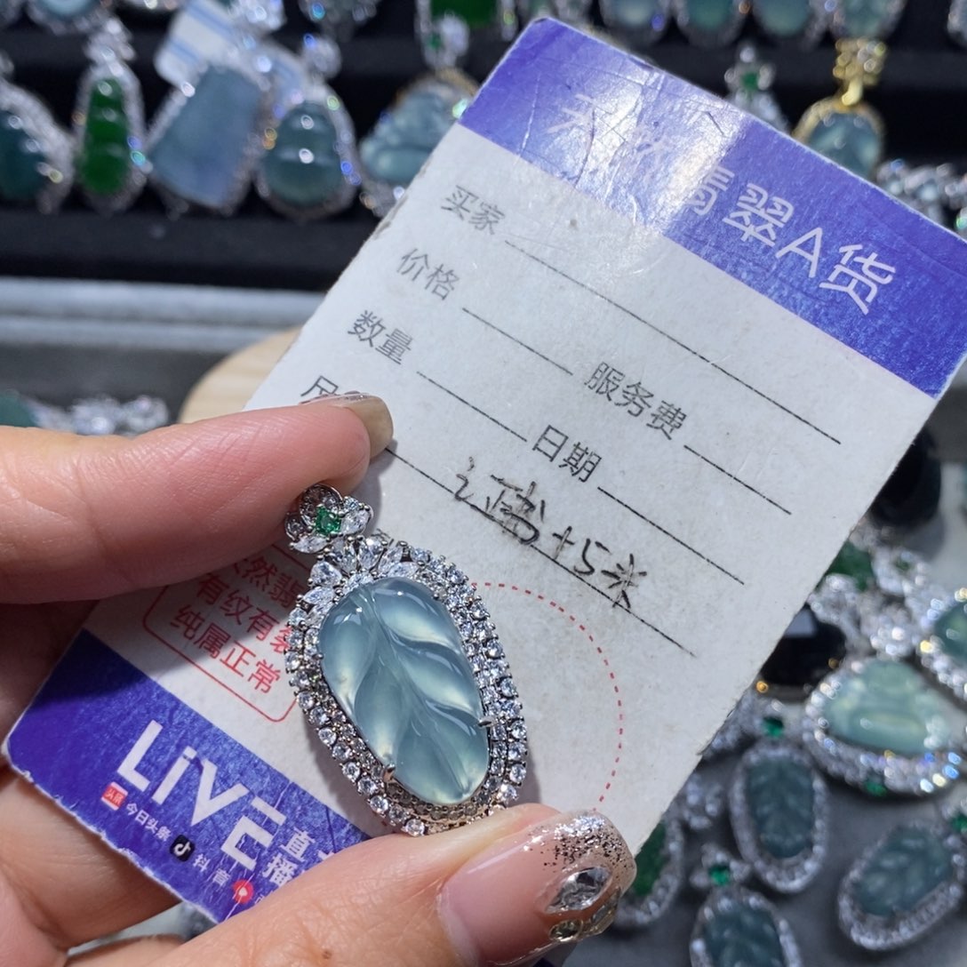 翡翠颈饰未镶嵌玲*翡翠