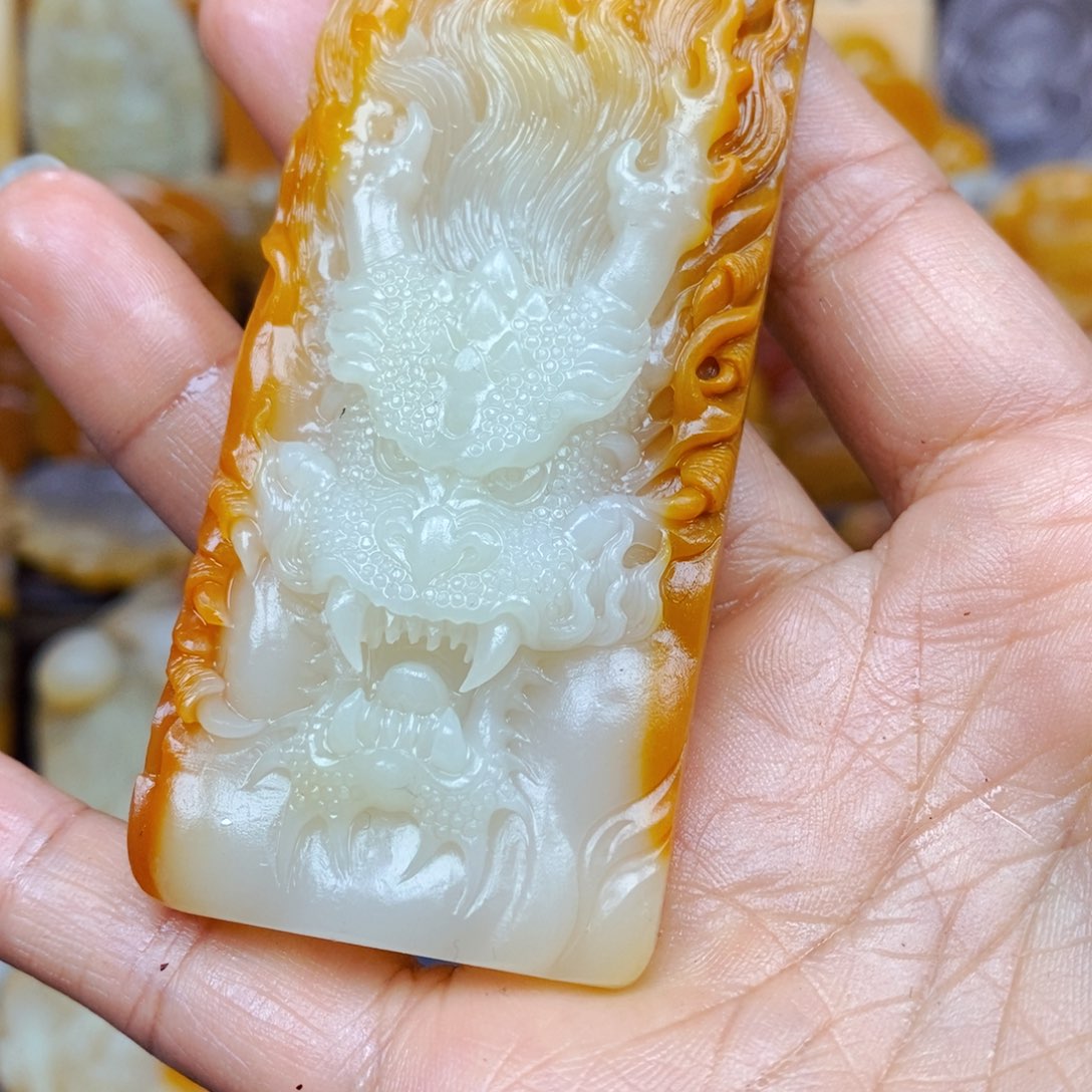 石英质玉（黄龙玉）未镶嵌颈饰