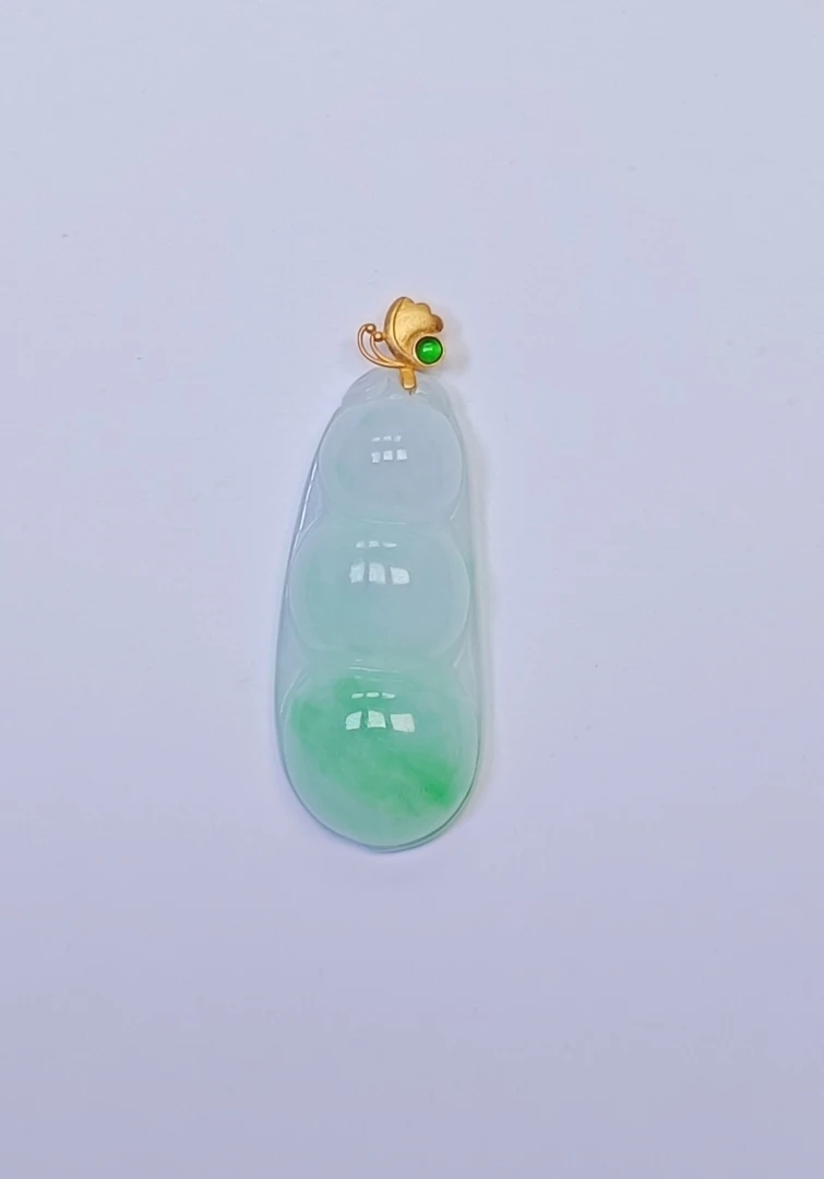 天然缅甸翡翠A货18k金镶嵌豆子吊坠（裸石尺寸：31.1×13.9×6.0）