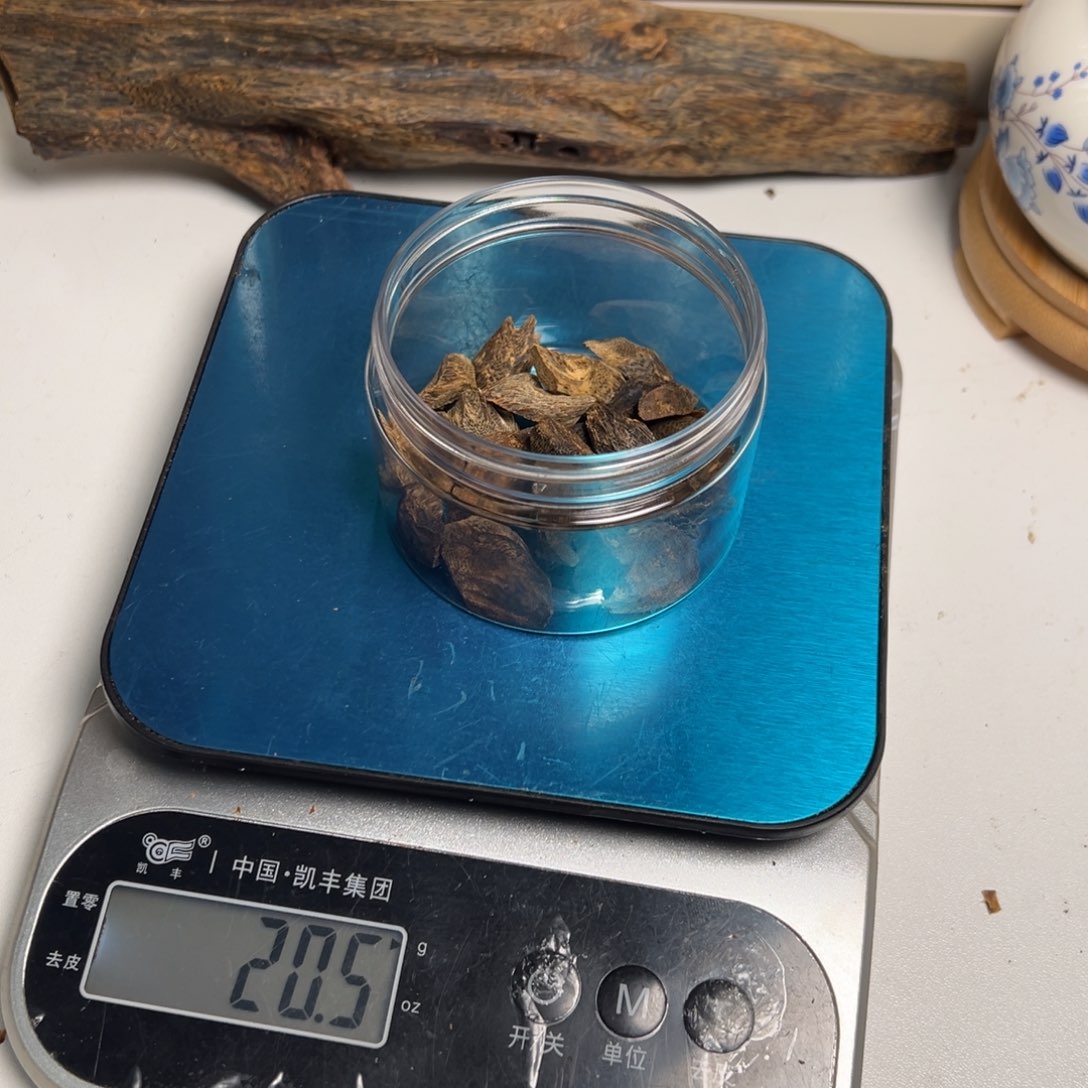 沉香沉香碎屑用****4海南天然沉水陆河树丁老料20g
