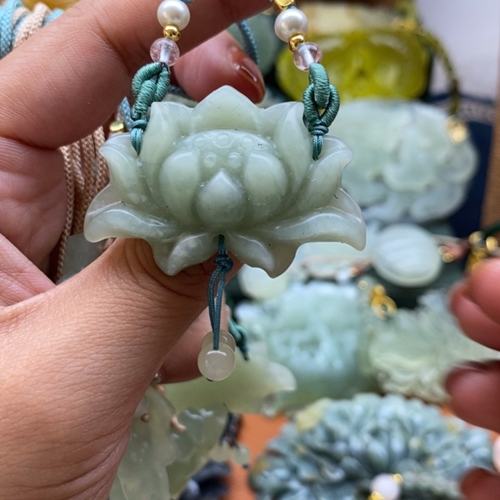 蛇纹石玉未镶嵌颈饰