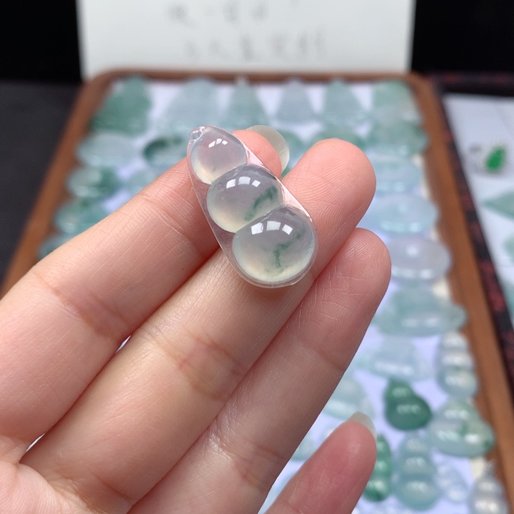 颈饰未镶嵌翡翠冰种飘花福豆