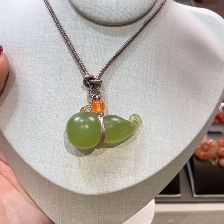 蛇纹石玉颈饰未镶嵌