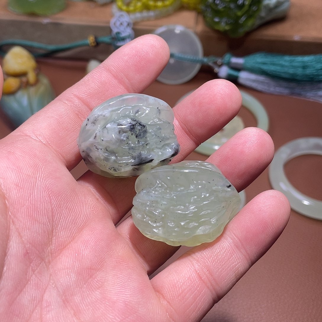 未镶嵌蛇纹石玉珠宝奇石