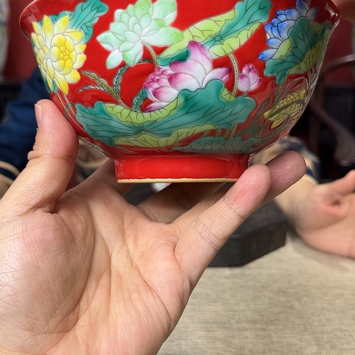 碗瓷珐琅彩红地千叶荷碗