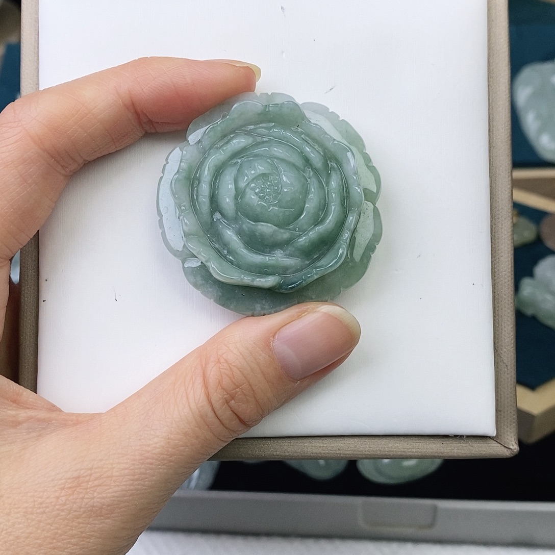 翡翠未镶嵌颈饰花