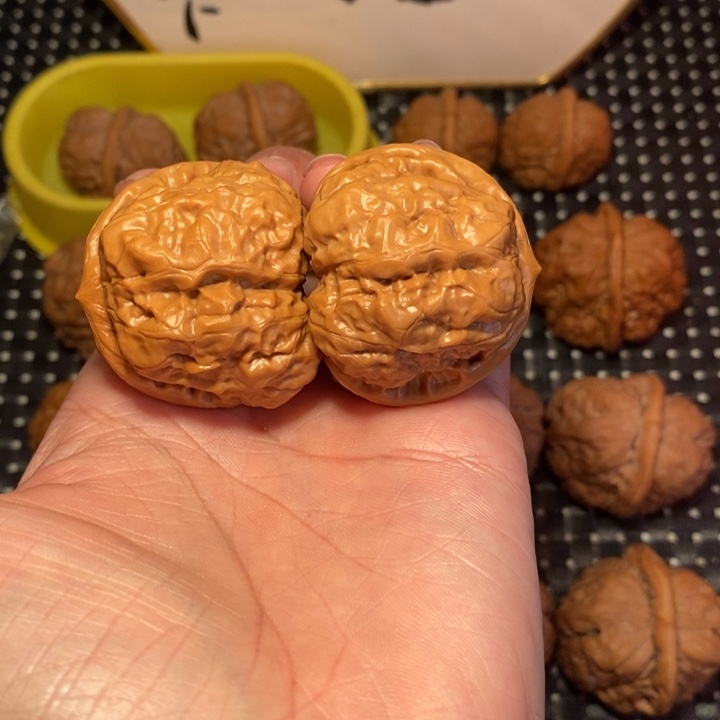 愤****文玩核桃把件四开背八腿