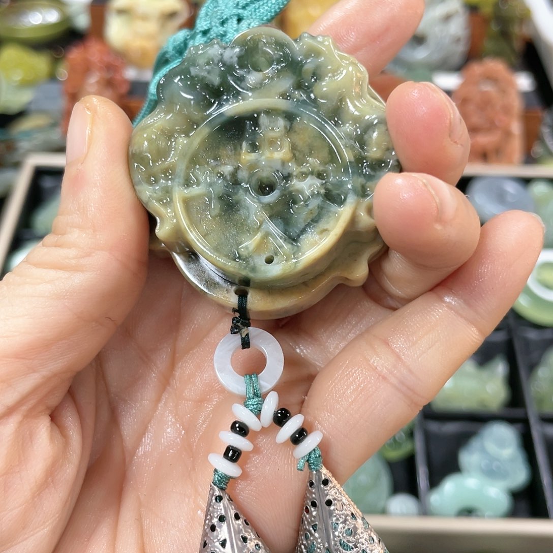 蛇纹石玉颈饰合金