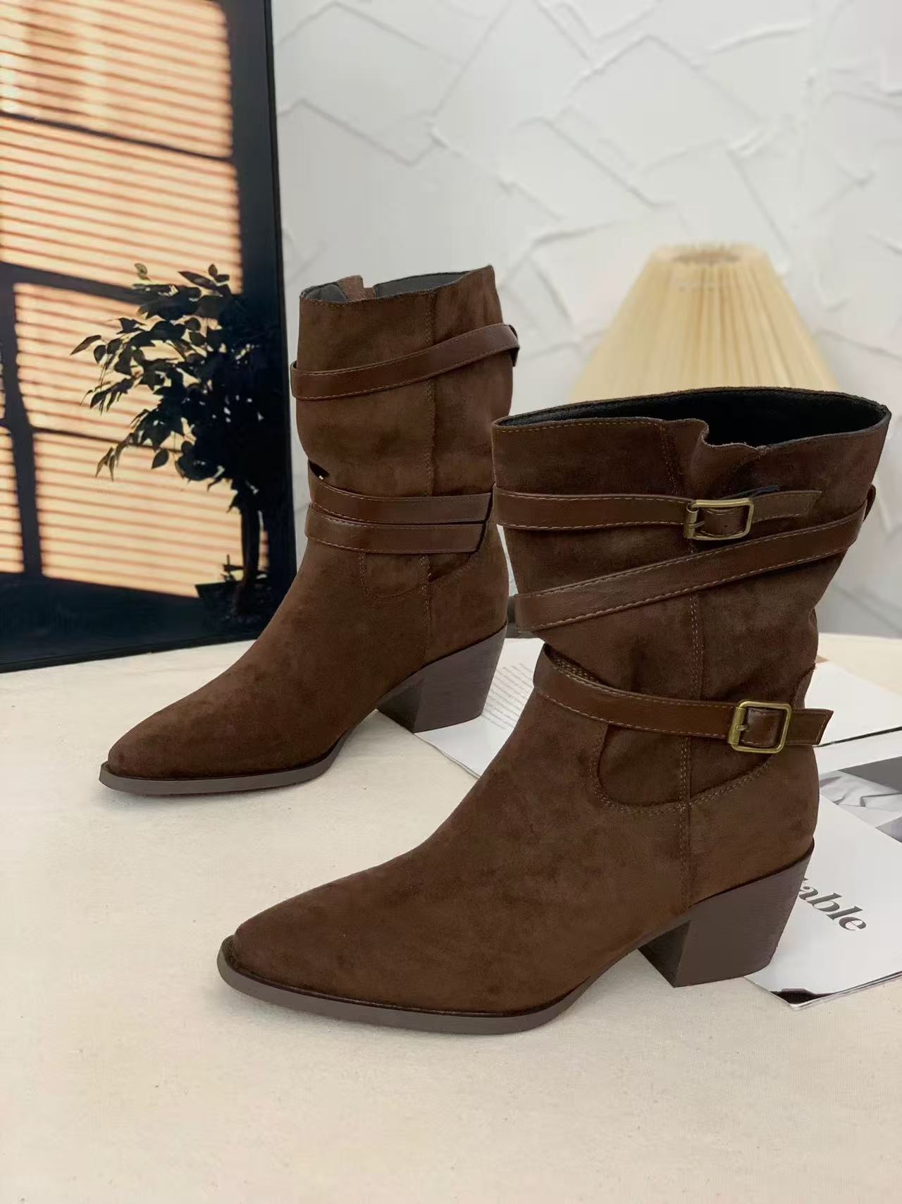 W526-6b秋冬新款超火马丁靴女粗跟皮带扣气质时装美拉德棕色时装