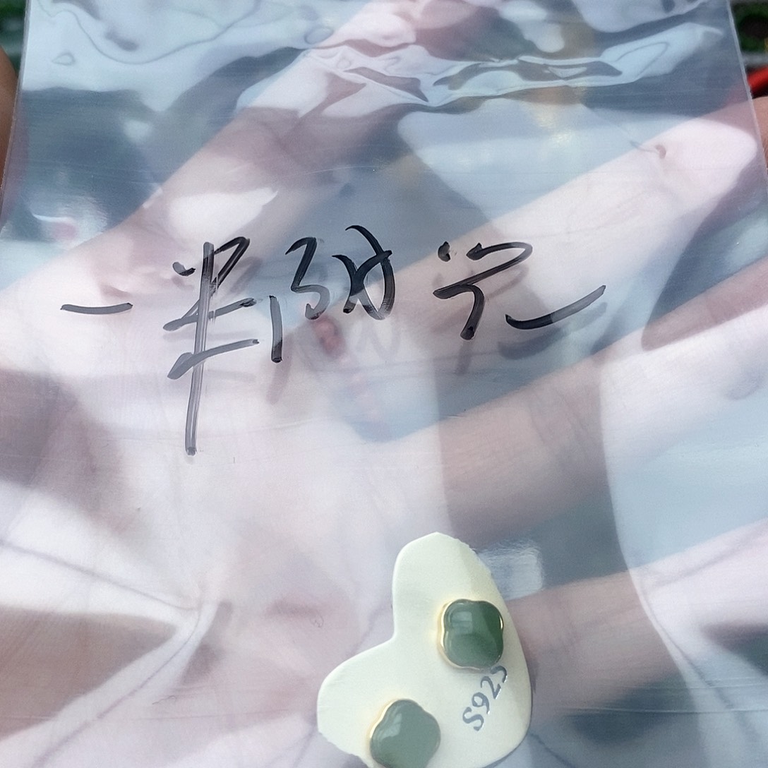 和田玉手镯未镶嵌一**光