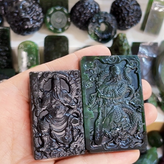 蛇纹石玉颈饰合金