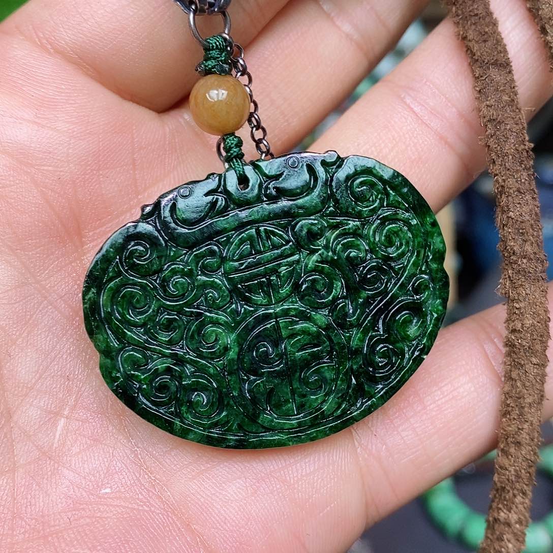 翡翠颈饰未镶嵌漂亮美眉