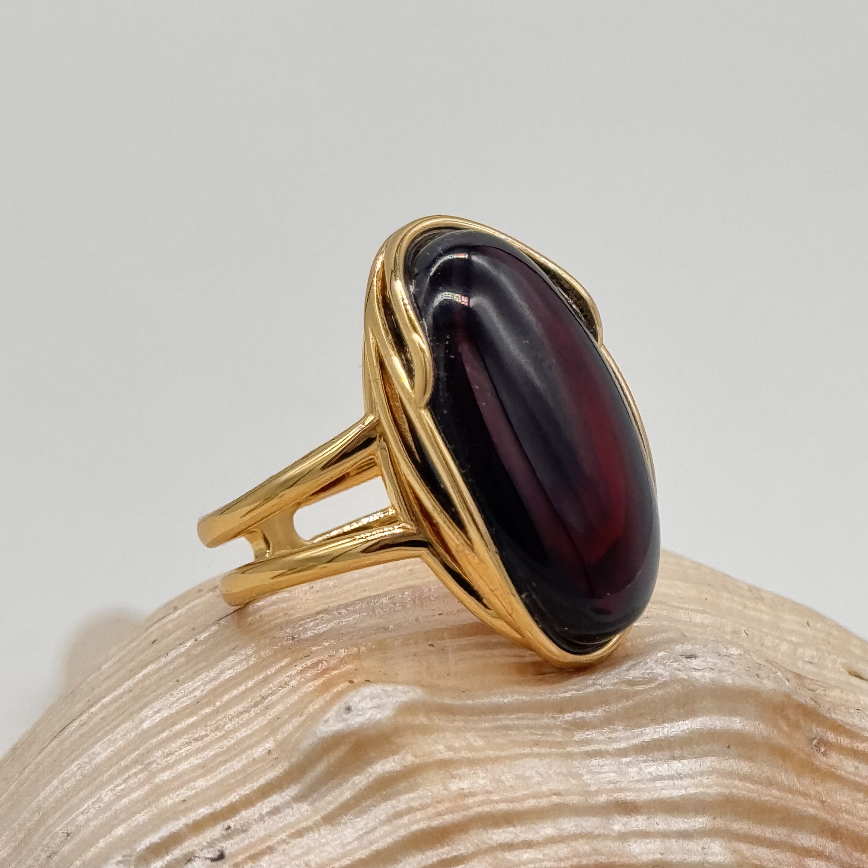 Bak Gvzal Jawayirat乔美琥珀戒指