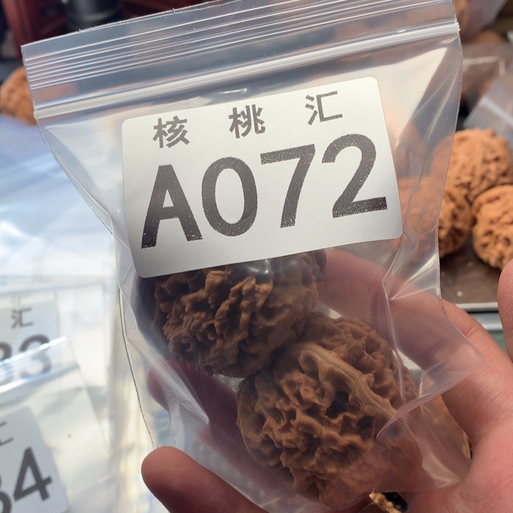 文玩核桃吊坠玉麒麟