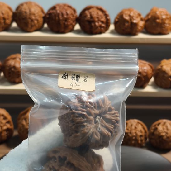 D***k文玩核桃把件42红皮南疆石