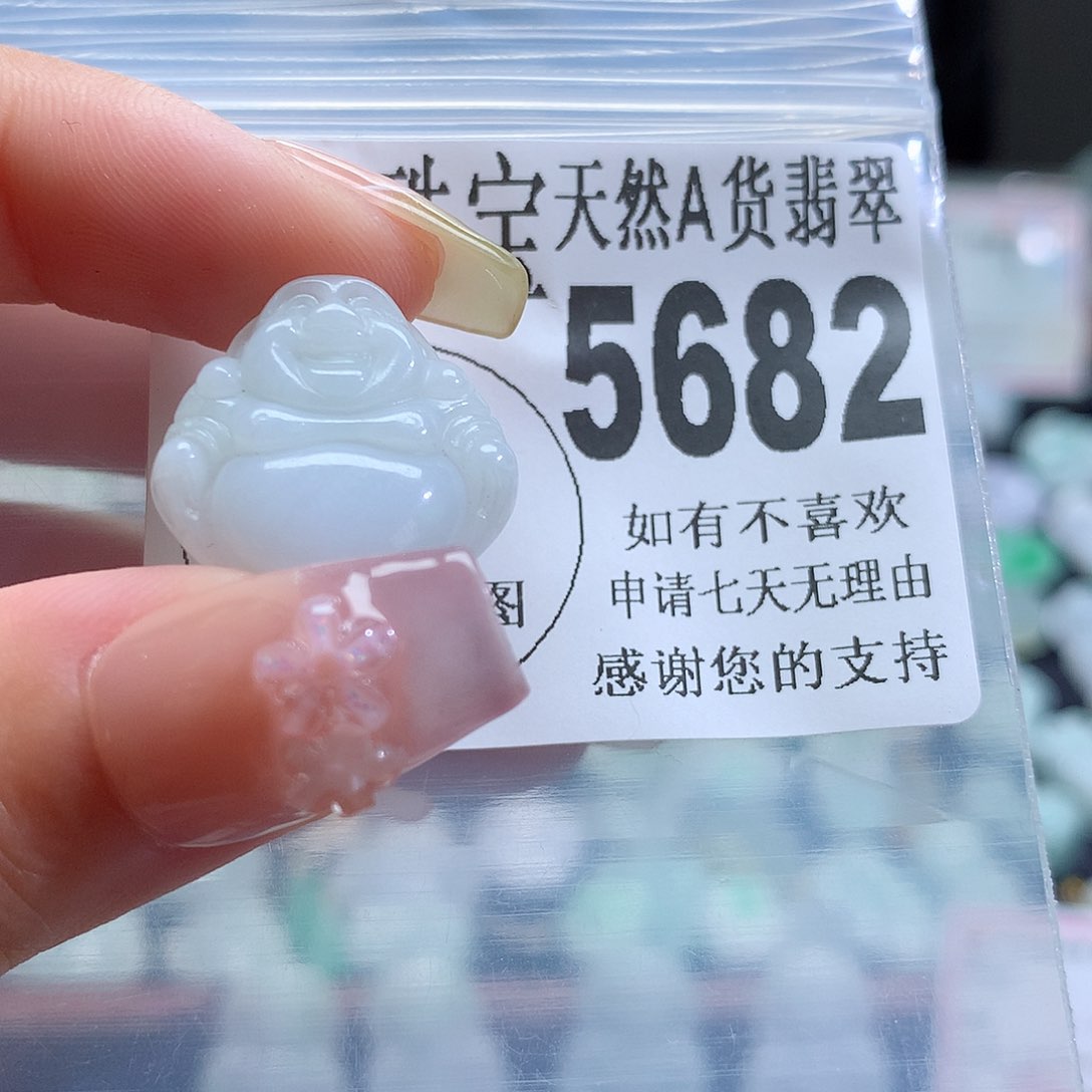 翡翠未镶嵌颈饰，