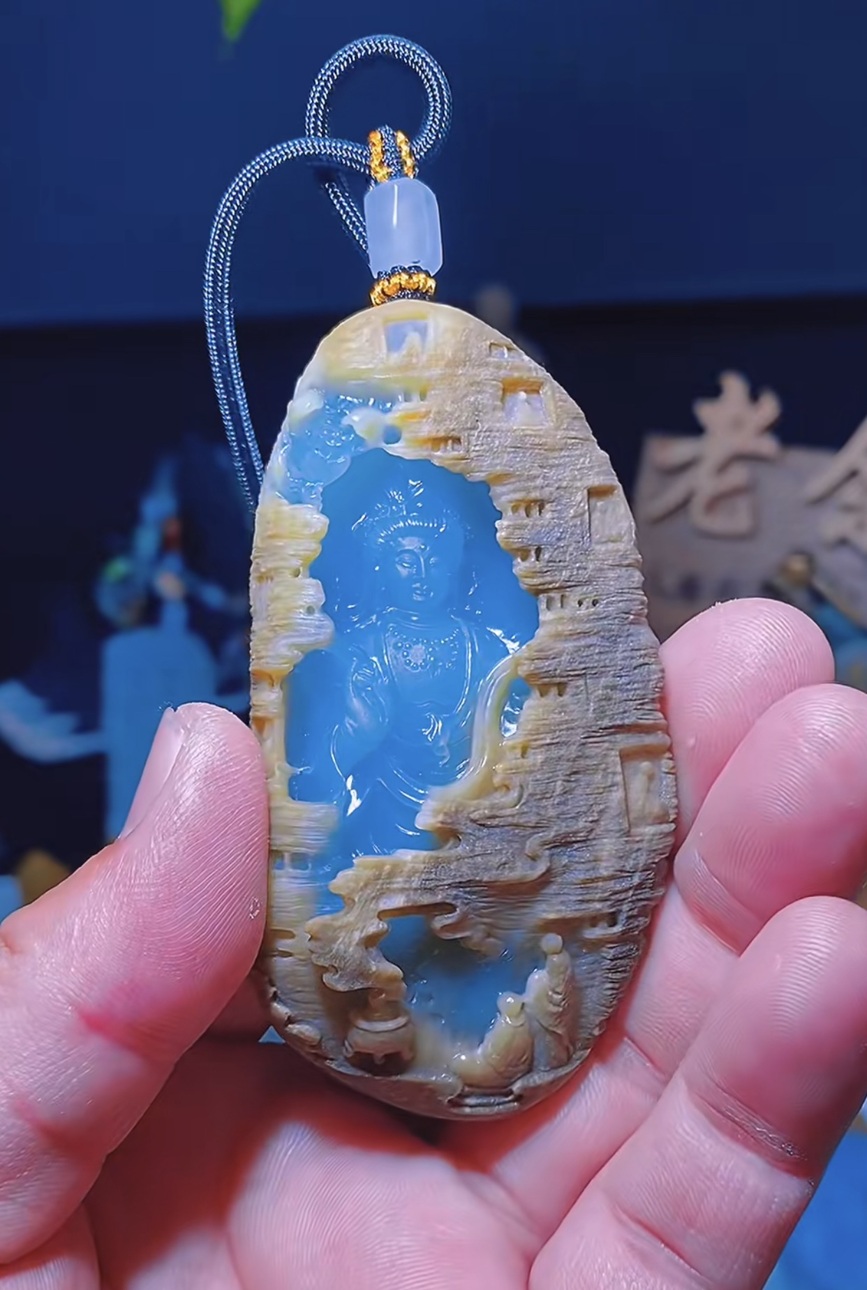 天空蓝翡翠带皮雕刻佛窟观音