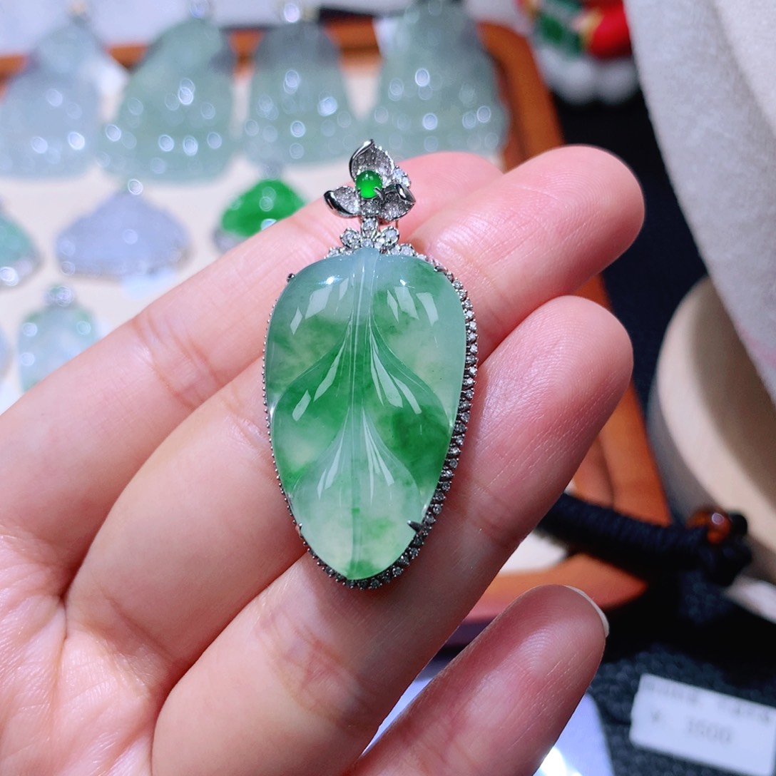 颈饰18K金镶嵌翡翠叶子