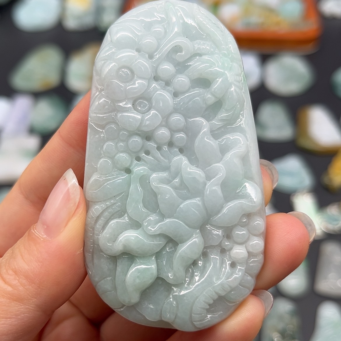 【闪购商品】翡翠颈饰未镶嵌荷花牌