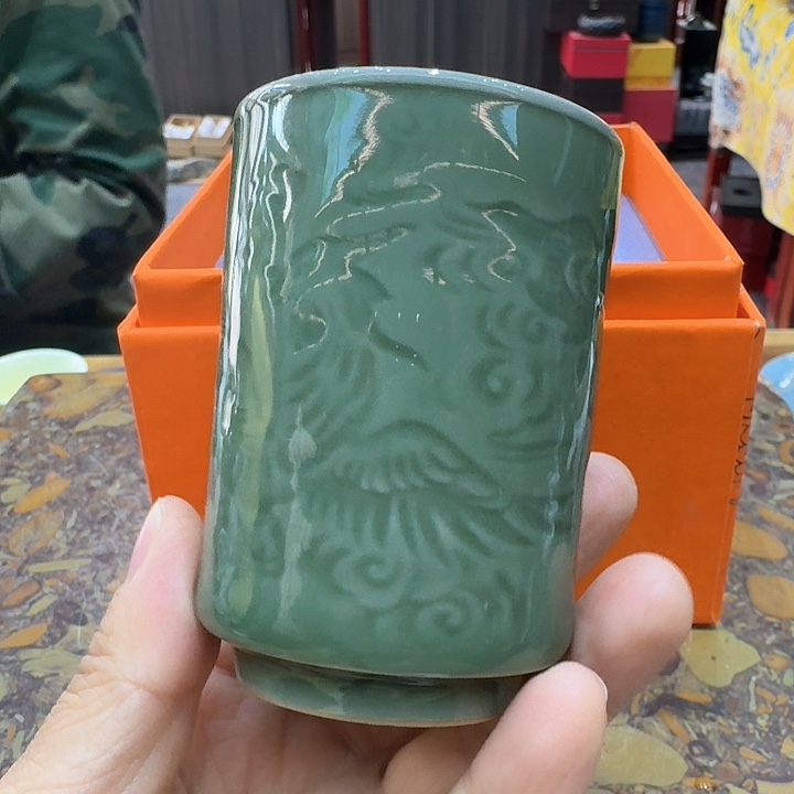 青瓷浮雕杯一个，瓷。。品茗