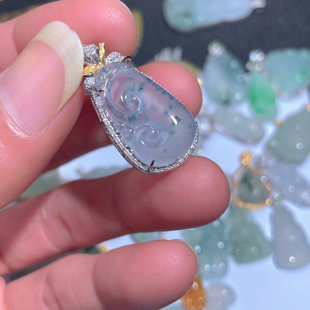 翡翠颈饰18K金镶嵌翡翠