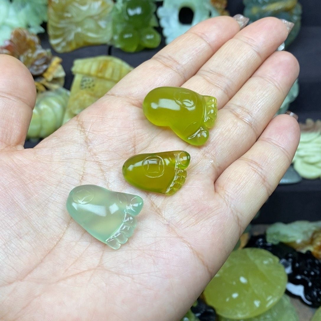 蛇纹石玉颈饰未镶嵌零****?