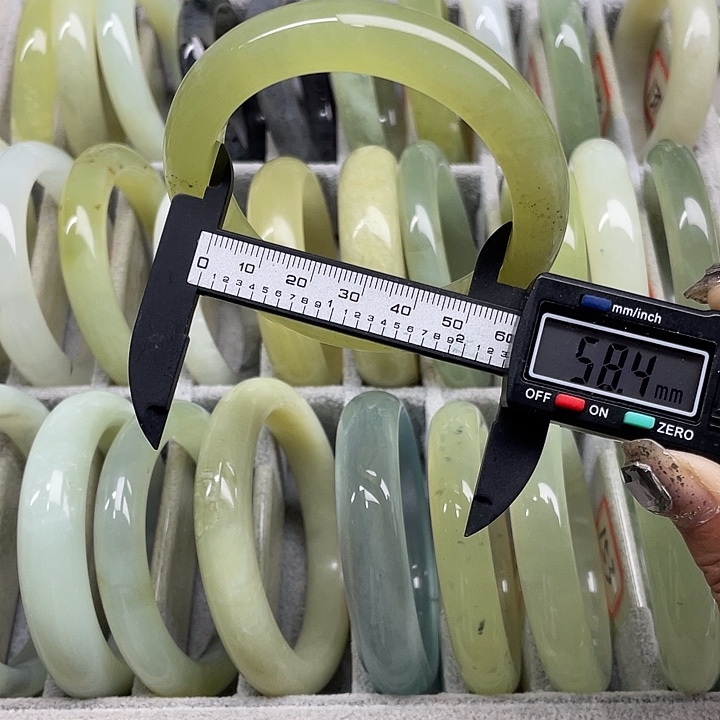 蛇纹石玉未镶嵌手镯125