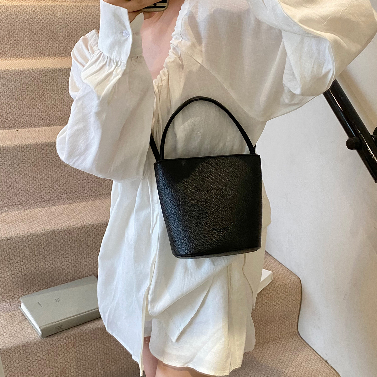 单根软面拉链通勤小水桶包斜挎包韩版小众百搭洋气单肩包出游女士