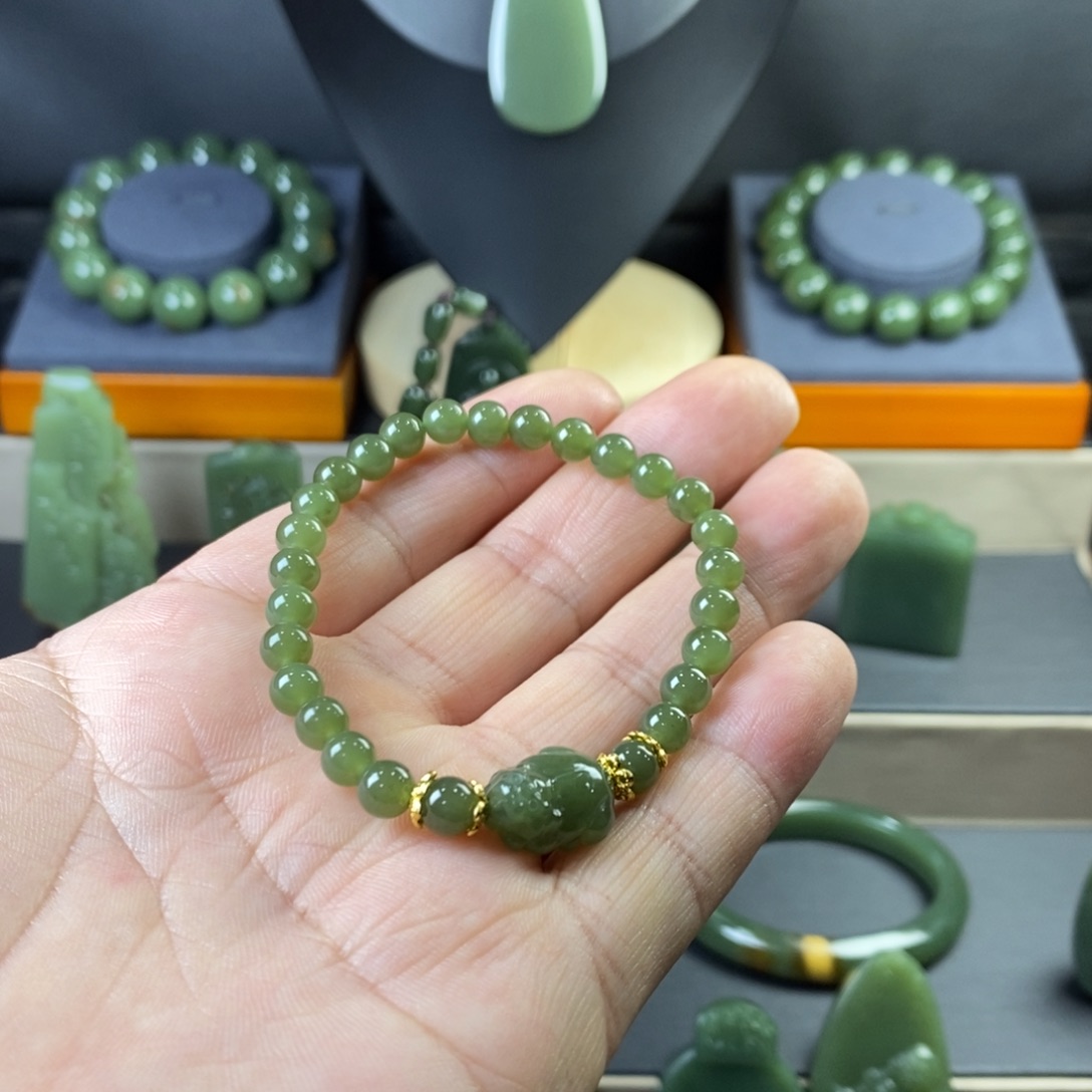 沁***儿岫岩老玉（透闪石质玉）未镶嵌颈饰