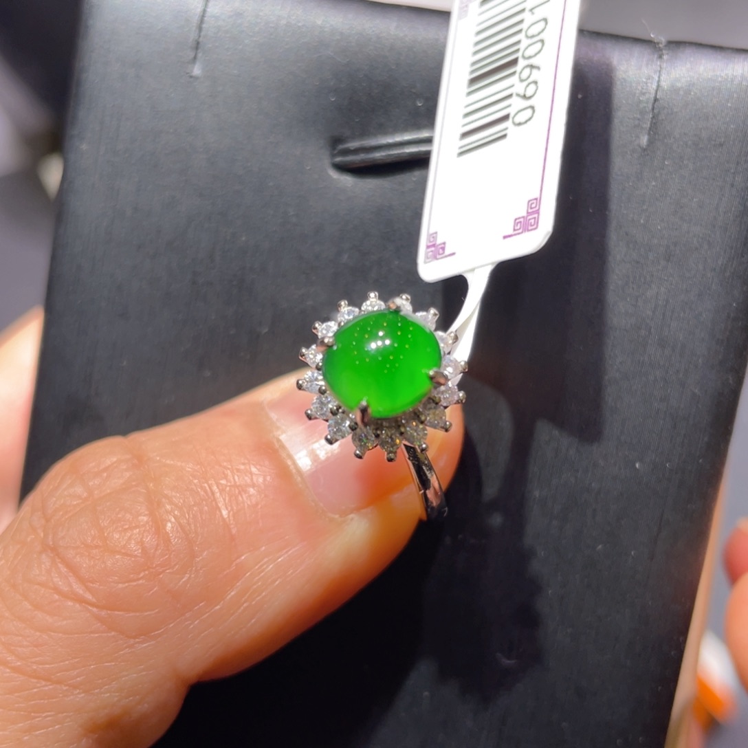 翡翠未镶嵌颈饰戒指