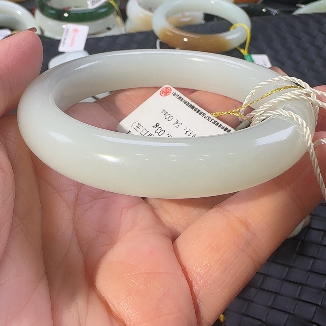 咪***咪和田玉未镶嵌手镯