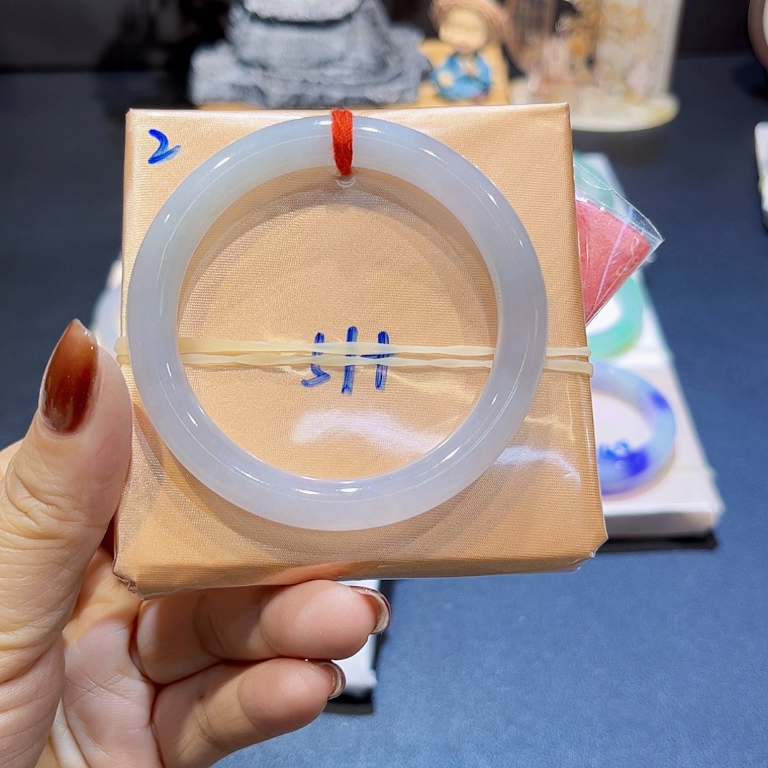 翡翠手镯未镶嵌翡翠手镯