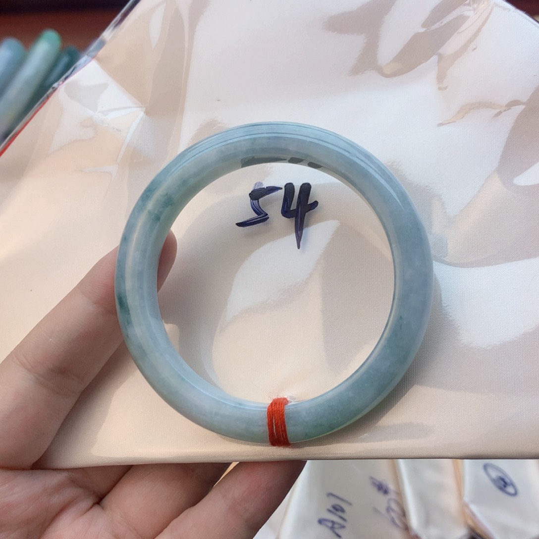 翡翠手镯未镶嵌翡翠手镯