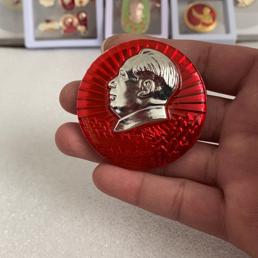其他普通金属红色纪念章5.7cm山河一片红