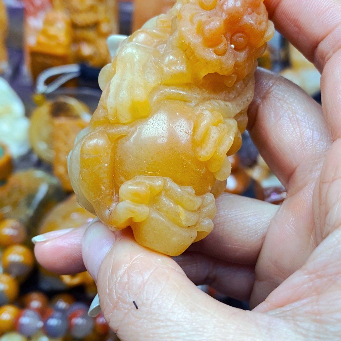 未镶嵌石英质玉（黄龙玉）颈饰