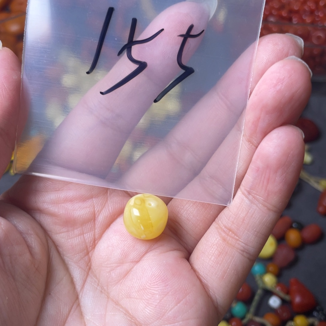 琥珀裸石未镶嵌配饰