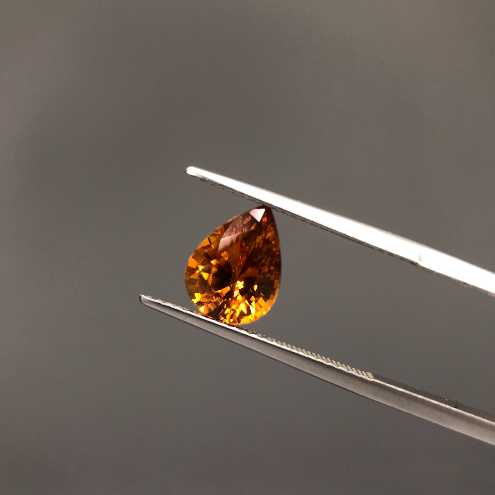 天然蓝宝石水滴形黄蓝宝3.14克拉10.33*7.67*5.5mm满火彩梨型老烧