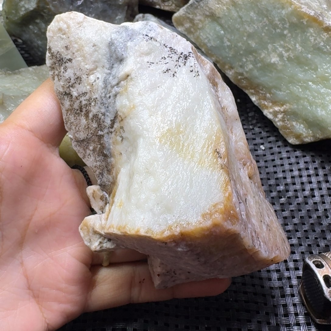 开***康和田玉（糖玉）未镶嵌颈饰