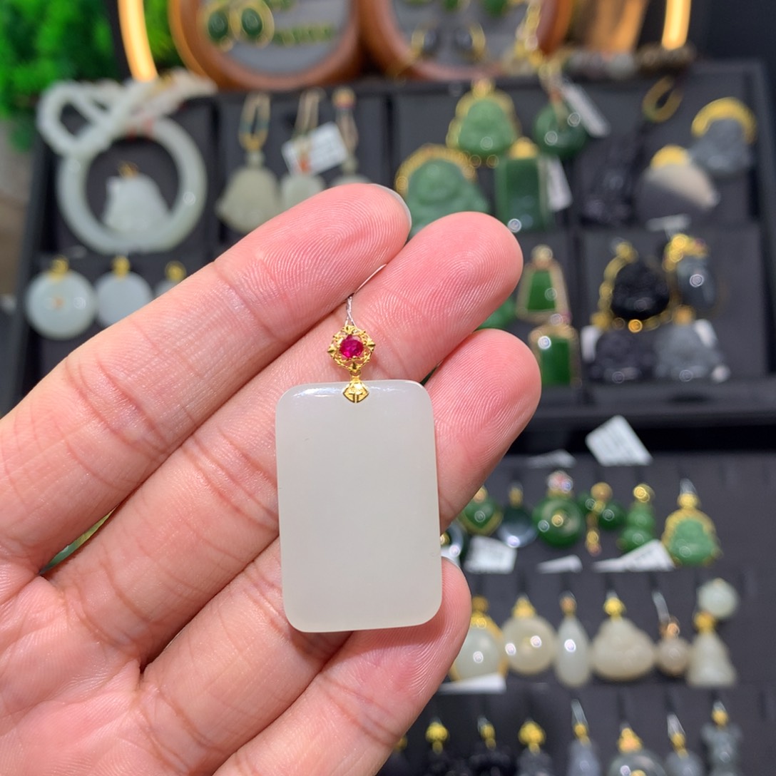 和田玉吊坠18K金镶嵌