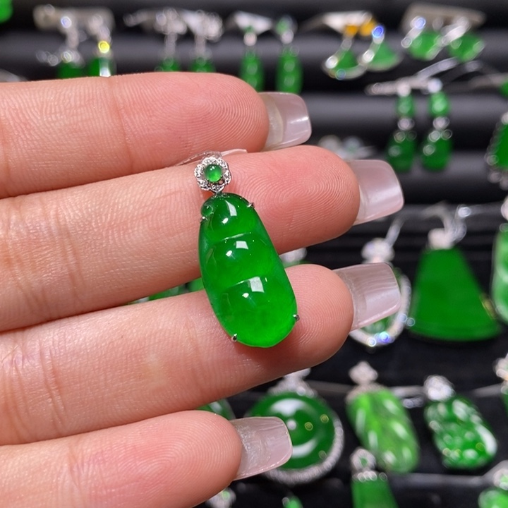 翡翠颈饰18K金镶嵌天然翡翠